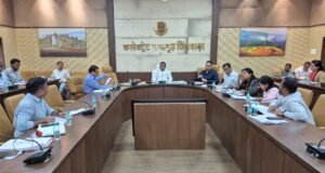 कलेक्टर की सख्ती: सीएम हेल्पलाइन में लापरवाही पर वेतन कटेगा, जर्जर भवन होंगे ध्वस्त