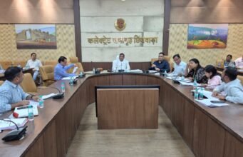 कलेक्टर की सख्ती: सीएम हेल्पलाइन में लापरवाही पर वेतन कटेगा, जर्जर भवन होंगे ध्वस्त