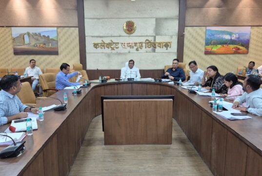 कलेक्टर की सख्ती: सीएम हेल्पलाइन में लापरवाही पर वेतन कटेगा, जर्जर भवन होंगे ध्वस्त