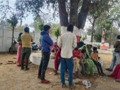 मेहनत की मजदूरी के लिए भटक रहे मजदूर, कलेक्टर से लगाई न्याय की गुहार