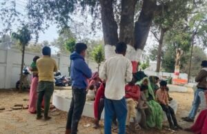 मेहनत की मजदूरी के लिए भटक रहे मजदूर, कलेक्टर से लगाई न्याय की गुहार