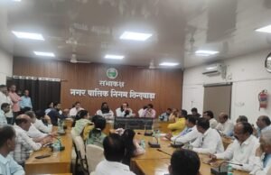 महापौर की अध्यक्षता में हुई बैठक, नक्शे पास एवं जल प्रदाय संबंधी कार्यों समेत कई मुद्दों पर हुई चर्चा