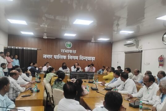 महापौर की अध्यक्षता में हुई बैठक, नक्शे पास एवं जल प्रदाय संबंधी कार्यों समेत कई मुद्दों पर हुई चर्चा