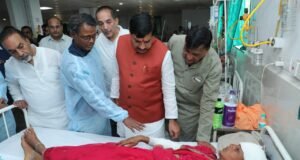 दुर्घटना पीड़ितों के बीच पहुंचे मुख्यमंत्री, परिजनों को दिया सहारा