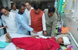 दुर्घटना पीड़ितों के बीच पहुंचे मुख्यमंत्री, परिजनों को दिया सहारा