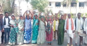 दलदल में फंसा विकास: चौरा डोंगरी के ग्रामीणों की पुकार, सड़क और पानी को तरसे लोग