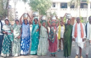 दलदल में फंसा विकास: चौरा डोंगरी के ग्रामीणों की पुकार, सड़क और पानी को तरसे लोग