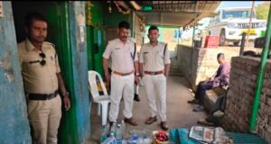 ढाबे और घर से देशी-विदेशी शराब बरामद, गांव- गांव नाबालिगों तक पहुंच रहा नशा…