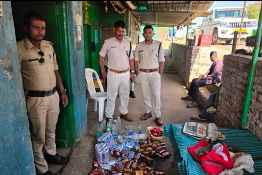 ढाबे और घर से देशी-विदेशी शराब बरामद, गांव- गांव नाबालिगों तक पहुंच रहा नशा…