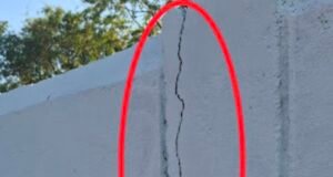 एक साल में ही जर्जर हुई स्कूल की बाउंड्री वॉल, घटिया निर्माण से बच्चों की सुरक्षा पर खतरा