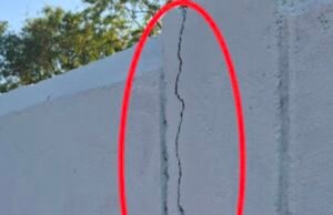 एक साल में ही जर्जर हुई स्कूल की बाउंड्री वॉल, घटिया निर्माण से बच्चों की सुरक्षा पर खतरा