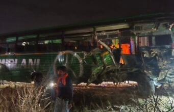 बस और पिकअप में भीषण भिड़ंत, 10 की मौत, 26 घायल — सीएम के कार्यक्रम से लौट रहे थे ग्रामीण…!