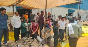 खरीदी केंद्रों की बदहाली पर भड़के अपर कलेक्टर, दो समितियों को थमाया नोटिस