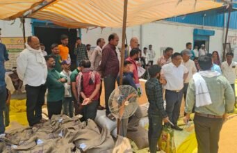 खरीदी केंद्रों की बदहाली पर भड़के अपर कलेक्टर, दो समितियों को थमाया नोटिस