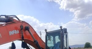 रेत माफियाओं पर प्रशासन का ‘सर्जिकल स्ट्राइक’, पोकलेन समेत 3 वाहन जप्त — मचा हड़कंप