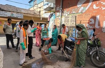 छिंदवाड़ा नगर पालिका निगम के वार्ड 42 में स्वच्छता अभियान के साथ वरिष्ठों का सम्मान..