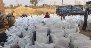 चौरई के गोपालपुर खरीदी केंद्र में अव्यवस्था चरम पर, दो दिन से खुले में पड़ा किसानों का तुला हुआ गेहूं..?