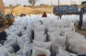 चौरई के गोपालपुर खरीदी केंद्र में अव्यवस्था चरम पर, दो दिन से खुले में पड़ा किसानों का तुला हुआ गेहूं..?