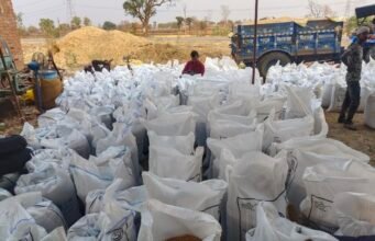 चौरई के गोपालपुर खरीदी केंद्र में अव्यवस्था चरम पर, दो दिन से खुले में पड़ा किसानों का तुला हुआ गेहूं..?