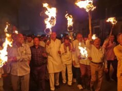 शहर कांग्रेस ने निकाला विशाल मशाल जुलूस, लाखों विद्यार्थियों के लिए मांगा न्याय