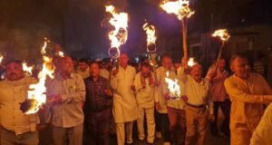 शहर कांग्रेस ने निकाला विशाल मशाल जुलूस, लाखों विद्यार्थियों के लिए मांगा न्याय