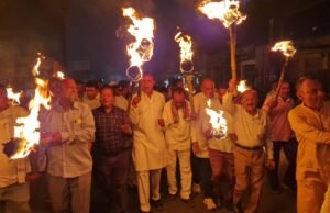 शहर कांग्रेस ने निकाला विशाल मशाल जुलूस, लाखों विद्यार्थियों के लिए मांगा न्याय