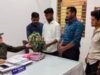 रिटायरमेंट से पहले अधिकारी का अनोखा सम्मान: छात्रों ने भेंट किए ‘बेशरम’ के फूल, भविष्य में ऐसे अधिकारी न आने की प्रार्थना