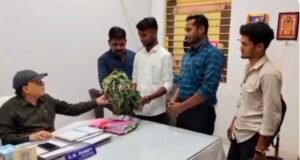 रिटायरमेंट से पहले अधिकारी का अनोखा सम्मान: छात्रों ने भेंट किए ‘बेशरम’ के फूल, भविष्य में ऐसे अधिकारी न आने की प्रार्थना