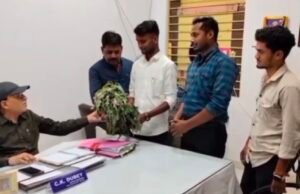 रिटायरमेंट से पहले अधिकारी का अनोखा सम्मान: छात्रों ने भेंट किए ‘बेशरम’ के फूल, भविष्य में ऐसे अधिकारी न आने की प्रार्थना