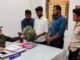 रिटायरमेंट से पहले अधिकारी का अनोखा सम्मान: छात्रों ने भेंट किए ‘बेशरम’ के फूल, भविष्य में ऐसे अधिकारी न आने की प्रार्थना