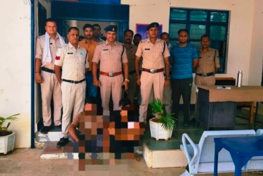 सीएम हेल्पलाइन के नाम पर कथित वसूली के आरोप में दो युवक गिरफ्तार, एक की तलाश जारी…