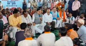 बैतूल कुकरू की वादियों में दिखा मुख्यमंत्री का अलग अंदाज, ग्रामीणों के बीच बैठकर चखी देसी रबड़ी और सुनीं समस्याएं