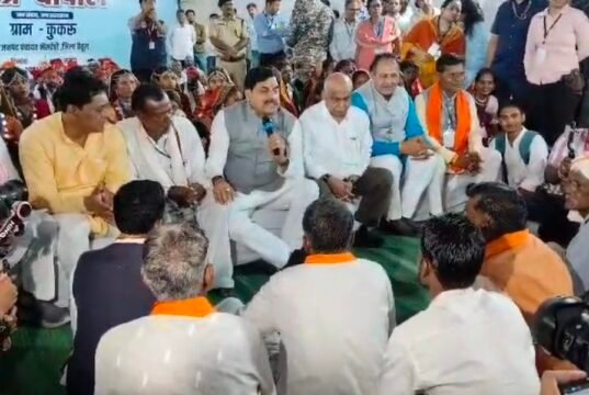बैतूल कुकरू की वादियों में दिखा मुख्यमंत्री का अलग अंदाज, ग्रामीणों के बीच बैठकर चखी देसी रबड़ी और सुनीं समस्याएं