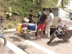 सड़क पर पलटा पेट्रोल-डीजल से भरा टैंकर, डीजल लूटने उमड़ी लोगों की भीड़, कई बाइक चालक फिसलकर गिरे।