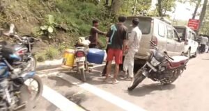 सड़क पर पलटा पेट्रोल-डीजल से भरा टैंकर, डीजल लूटने उमड़ी लोगों की भीड़, कई बाइक चालक फिसलकर गिरे।