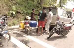 सड़क पर पलटा पेट्रोल-डीजल से भरा टैंकर, डीजल लूटने उमड़ी लोगों की भीड़, कई बाइक चालक फिसलकर गिरे।
