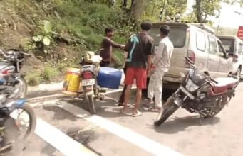 सड़क पर पलटा पेट्रोल-डीजल से भरा टैंकर, डीजल लूटने उमड़ी लोगों की भीड़, कई बाइक चालक फिसलकर गिरे।
