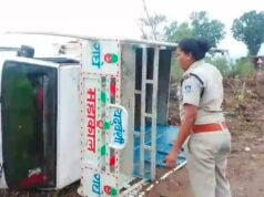 कैटरिंग से लौट रही पिकअप बारिश में पलटी, महिला की मौत, 3घायल