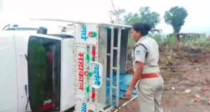 कैटरिंग से लौट रही पिकअप बारिश में पलटी, महिला की मौत, 3घायल