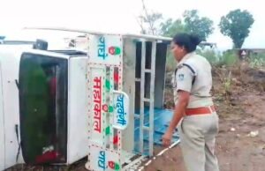 कैटरिंग से लौट रही पिकअप बारिश में पलटी, महिला की मौत, 3घायल