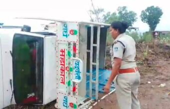 कैटरिंग से लौट रही पिकअप बारिश में पलटी, महिला की मौत, 3घायल