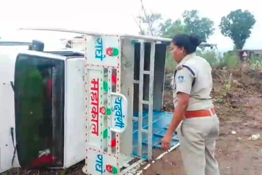 कैटरिंग से लौट रही पिकअप बारिश में पलटी, महिला की मौत, 3घायल
