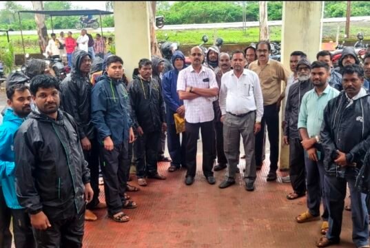 स्कूलों के प्रभार पर छिड़ा नया विवाद: शिक्षकों ने पत्रकारों पर उठाए सवाल, विभागीय अधिकारी के बयान से बढ़ा भ्रम