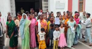सरपंच पति की मनमानी से फूटा ग्रामीणों का गुस्सा, सैकड़ों ग्रामीण पहुंचे कलेक्ट्रेट; निष्पक्ष जांच की मांग