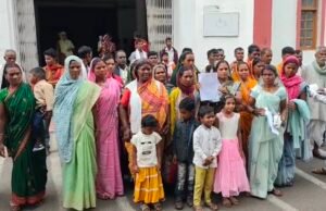 सरपंच पति की मनमानी से फूटा ग्रामीणों का गुस्सा, सैकड़ों ग्रामीण पहुंचे कलेक्ट्रेट; निष्पक्ष जांच की मांग