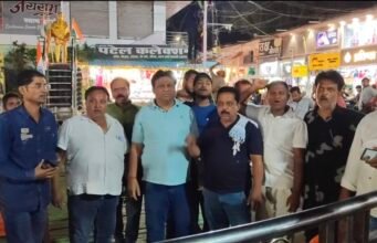राहुल गांधी की हिरासत के विरोध में छिंदवाड़ा में कांग्रेस का धरना, फव्वारा चौक पर जुटे कार्यकर्ता