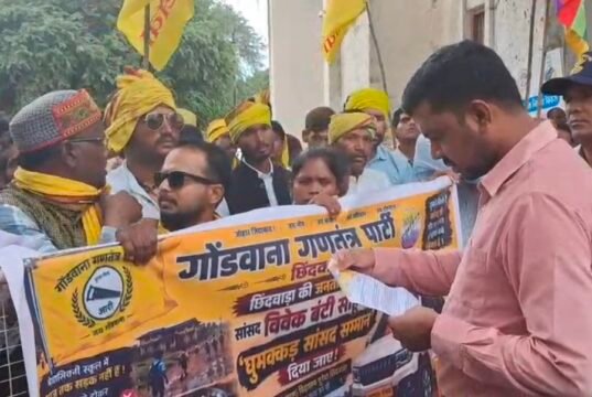 आदिवासी छात्रावासों में “इल्ली वाला भोजन” से भड़का आक्रोश, गोंडवाना पार्टी का सहायक आयुक्त पर बड़ा हमला..?