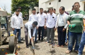 सर्रा के वार्ड क्रमांक 35 को मिली पक्की सड़क की सौगात: 13 लाख रुपये की लागत से होगा निर्माण; महापौर श्री विक्रम अहके ने किया भूमि पूजन