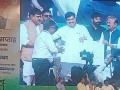 मुख्यमंत्री डॉ यादव ने सौंसर के बुनकर शेषराव निमजे राज्य स्तरीय कबीर बुनकर पुरस्कार से किया सम्मानित