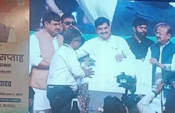 मुख्यमंत्री डॉ यादव ने सौंसर के बुनकर शेषराव निमजे राज्य स्तरीय कबीर बुनकर पुरस्कार से किया सम्मानित